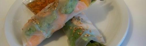 Rouleaux de Printemps aux asperges vertes croquantes et crevettes roses sauce yuzu 